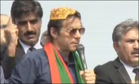 نواز زرداری ملاقات، عمران خان نے جواب میں سندھی ٹوپی پہن لی