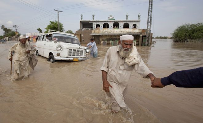 ملک بھر میں‌ شدید بارشیں، دریائوں میں سیلاب، لوگوں کا زمینی رابطہ منقطع