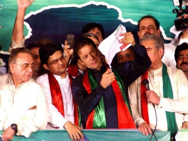 عمران خان نے سول نافرمانی کی تحریک کے تحت اپنا بجلی کا بل جلا دیا