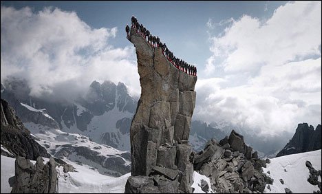 دنیا کے دسویں بلند ترین پہاڑ پر خطرناک مہم جوئی