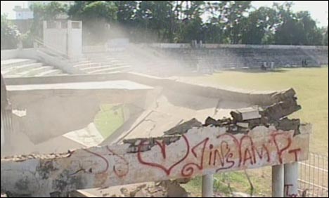 تحریک انصاف نے سرگودھا جلسے کیلئے اسٹیڈیم کی دیوار توڑ ڈالی