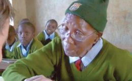 علم حاصل کرنے کا شوق، 90 سالہ دادی اماں اسکول پہنچ گئیں