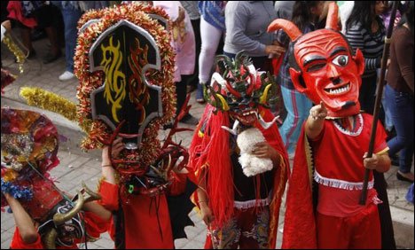 ایکواڈور کے قصبے میں سالانہ ڈیول ڈانس فیسٹیول کا انعقاد