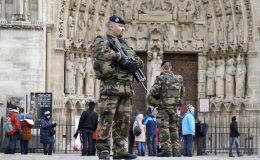 پیرس میں خوف کی گرفت فوجی مذہبی عمارتوں کی حفاظت پر مامور ہیں