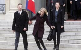 ڈنمارک کی وزیراعظم فرانسیسی محل کی سیڑھیوں پر گر پڑیں
