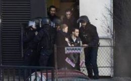 پولیس نے پیرس اور اس کے شمال میں دو مقامات پر دھاوا بول کر دونوں حملہ آوروں کو ہلاک کر دیا