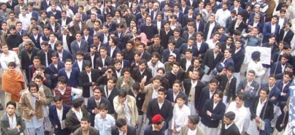 فیسوں میں اضافے کیخلاف پشاور کے طلبہ سڑکوں پر آ گئے