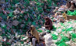 پاکستان میں استعمال شدہ پلاسٹک سے فیول بنانےکا کامیاب تجربہ