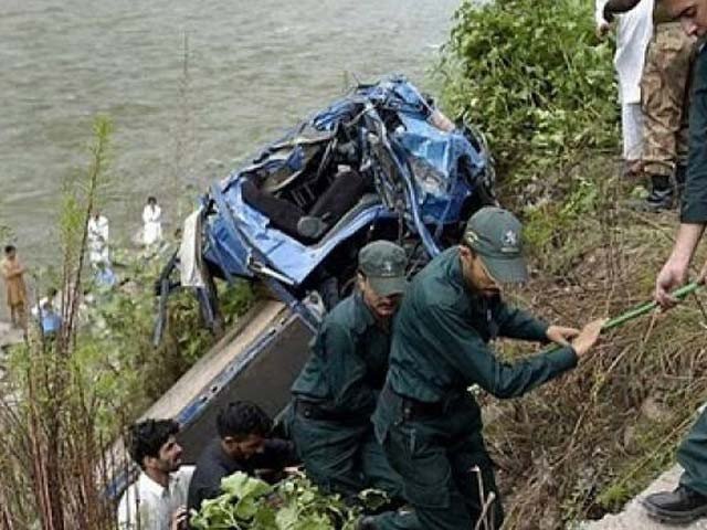 جلال پوربھٹیاں میں تیز رفتار گاڑی نہر میں جا گری، 4 افراد ڈوب گئے