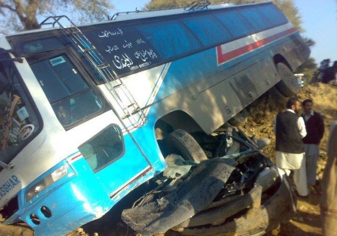راجن پور میں مسافر بس الٹنے سے خواتین اور بچوں سمیت 25 افراد زخمی