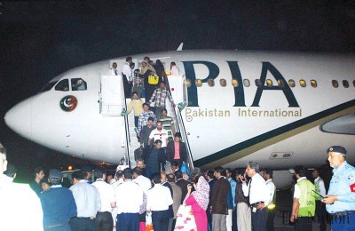 Pakistanis Arrive Home