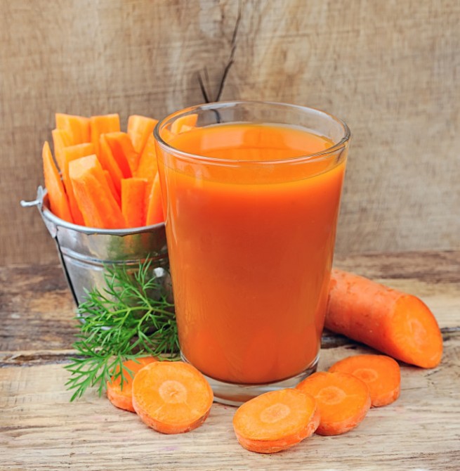 carrot juice and carrots segments