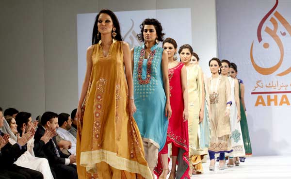 لاہور میں موسم گرما کے ملبوسات کا فیشن شو
