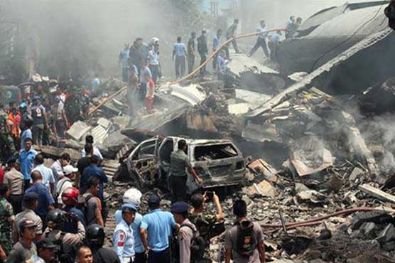 انڈونیشیا: فوجی طیارہ ٹیک آف کے دو منٹ بعد گر کر تباہ، 30 افراد ہلاک