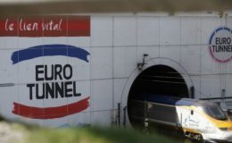 فرانس اور برطانیہ کا زیرے آب زمینی چینل “یورو ٹنل” میں غیر ملکی لوگوں کی داخلے کی کوشش