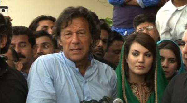 تحریک انصاف کے چیئرمین عمران خان اور ان کی اہلیہ ریحام خان چترال پہنچ گئے