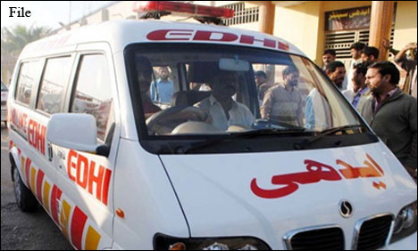شکارپور : مسافر کوچ الٹ گئی، خاتون سمیت 2 افراد جاں بحق، 20 زخمی