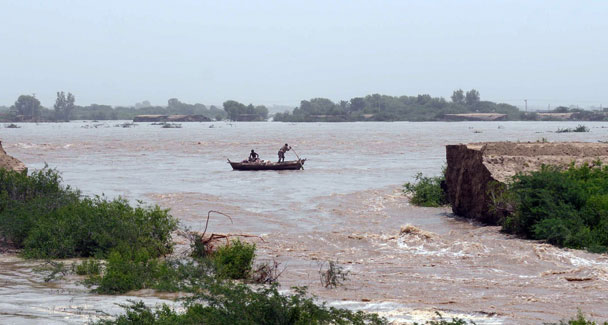دریائے سندھ کا سیلابی ریلا ٹھٹھہ کے راستے سمندر میں گر رہا ہے