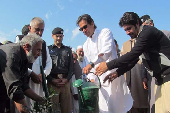 عمران خان نے ڈیرہ اسماعیل خان میں بھی شجر کاری مہم کا افتتاح کر دیا