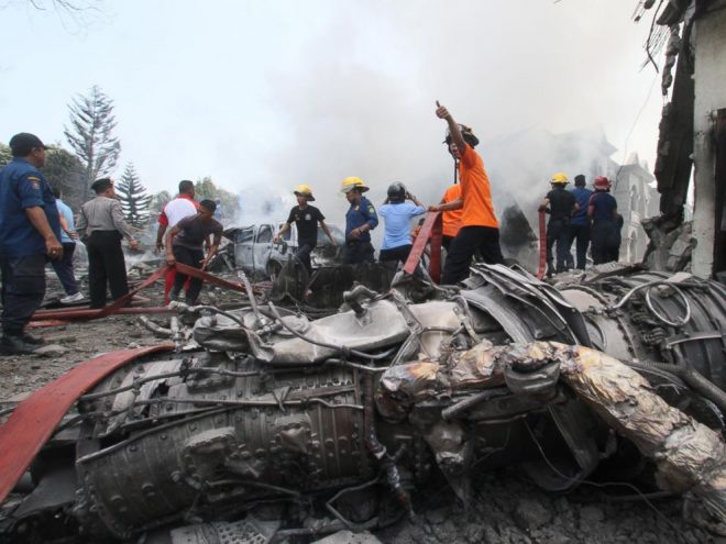 انڈونیشیا میں فوجی طیارہ دوران تربیت گر کر تباہ، 2 پائلٹ ہلاک