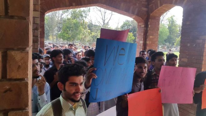 پنجاب یونیورسٹی ہیلی کالج آف کامرس میں طلبہ و طالبات کا فیسوں میں اضافے کے خلاف احتجاج