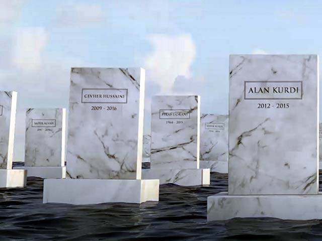 ڈوب کر مر جانے والے شامی پناہ گزینوں کی یاد میں بحیرہ روم کے ساحل پر علامتی قبریں بنادی گئیں
