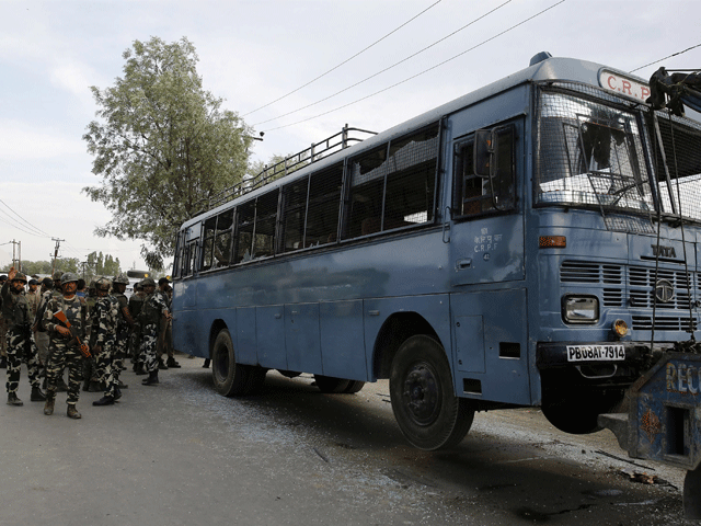 مقبوضہ کشمیر میں بھارتی فورسز کے قافلے پر حملہ، 8 اہلکار ہلاک