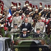 François Hollande a procédé à une revue des troupes avant de rejoindre la place de la Concorde - foto Le Parisien