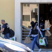Nice, vendredi. Après avoir perquisitionné le camion qui a fauché près de 300 personnes, les polices judiciaire et scientifique se sont rendues dans l’appartement du Tunisien de 31 ans.