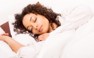 نیند پوری نہ ہونا بیماری کی علامت: مطالعہ