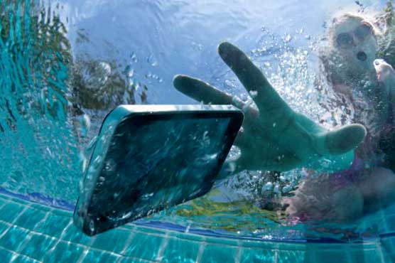 پانی میں گرے موبائل کو دوبارہ ٹھیک کرنے کا طریقہ