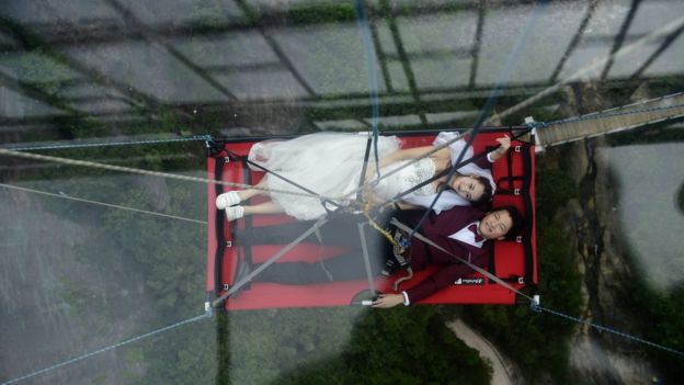 چین : ایک منچلے جوڑے نے شیشے کے پل سے لٹک کر شادی رچا لی