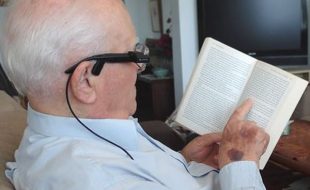 اخبار اور کتاب پڑھ کر سنانے والی جدید عینک