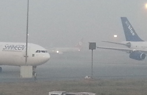 لاہور شدید دھند کی لپیٹ میں، ایئرپورٹ پر فلائٹ آپریشن معطل
