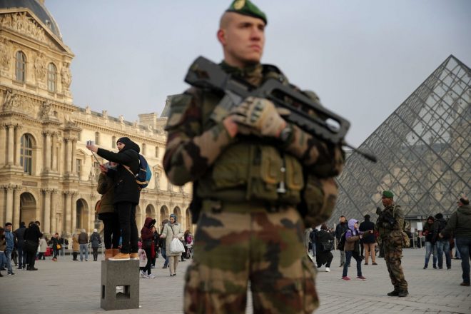 فرانسیسی فوجیوں، کی پیرس میں ایک مشتبہ حملہ آور پر فائرنگ