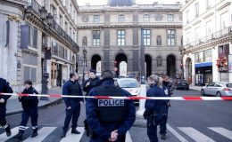 پیرس کے لووغ میوزیم میں مشتبہ شخص کی گھسنے کی کوشش، پولیس اہلکار کی فائرنگ سے زخمی