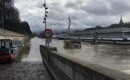 پیرس کے وسط سے گذرنے ولا دریائے سین میں پانی کی سطح خطرناک حد تک بلند ہو گئی