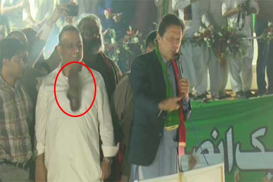 گجرات میں عمران خان پر جوتا پھینکنے کی ناکام کوشش