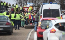 فرانس میں پیٹرولیم قیمتوں میں اضافے کے خلاف احتجاج تیسرے روز بھی جاری