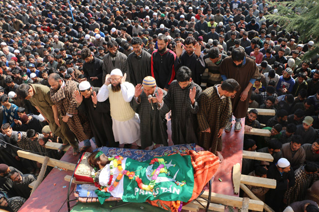 کشمیری شہدا کے پاکستانی پرچم میں لپٹے ١٤ جنازے اور پاکستان