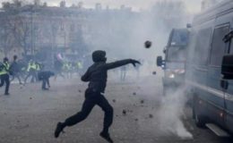 پیرس میں زرد صدری تحریک کے مظاہرین کی پولیس سے جھڑپیں، دکانوں میں لوٹ مار