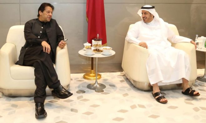 وطن واپسی کے دوران وزیراعظم عمران خان کی دوحا میں قطری ہم منصب سے ملاقات