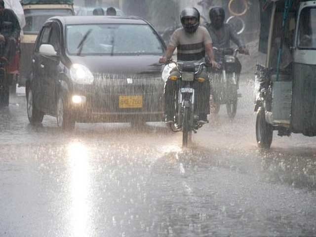 لاہور سمیت پنجاب کے مختلف شہروں میں موسلا دھار بارش سے موسم خوشگوار