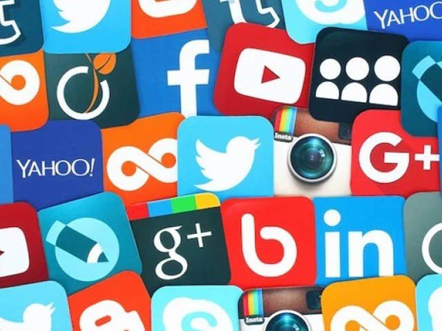 حکومت نے سوشل میڈیا ریگولیٹ کرنے کے قواعد پر نظر ثانی کی حامی بھرلی