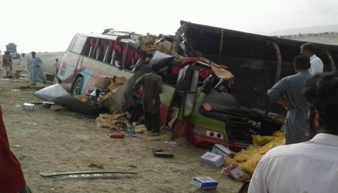 بلوچستان: اوتھل میں تیز رفتار کوچ الٹنے سے 14 افراد جاں بحق، 9 زخمی