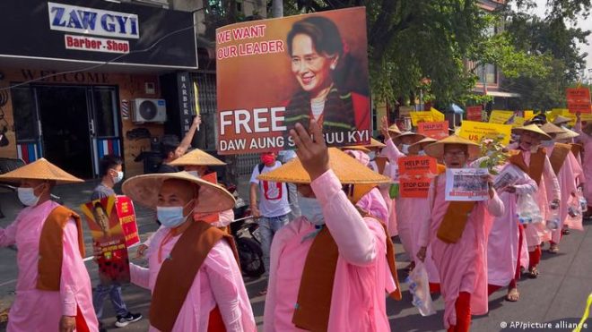 میانمار: مظاہرین کے خلاف پولیس کا کریک ڈاؤن