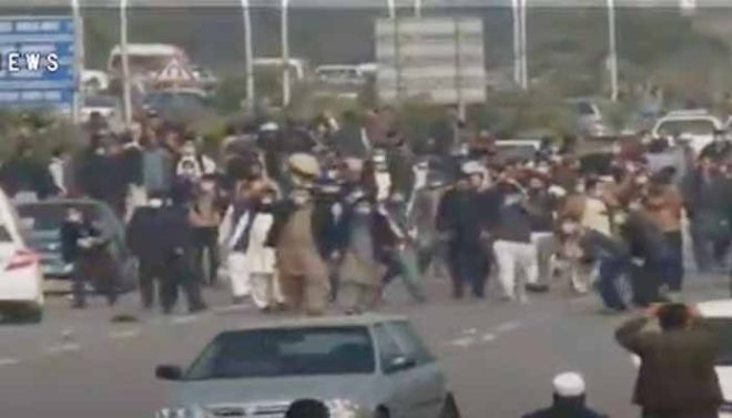 اسلام آباد میں مظاہرین کی ریڈ زون جانے کی کوشش، پولیس کی جانب سے شدید شیلنگ