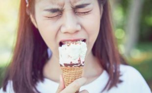 آئس کریم، کولڈ ڈرنکس یا ٹھنڈا کھانے سے دانتوں میں درد کیوں ہوتا ہے؟