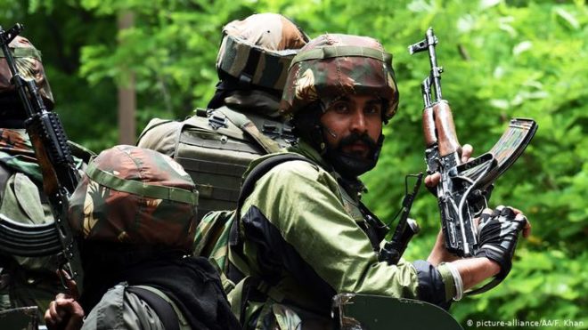 سری نگر کے نواح میں حملہ، دو بھارتی فوجی ہلاک
