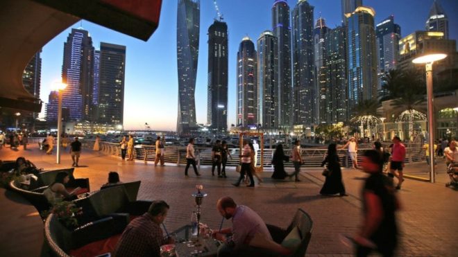 دبئی: رمضان میں ریستورانوں کے لیے قواعد تبدیل، صارفین کو کھانا دینے کی اجازت